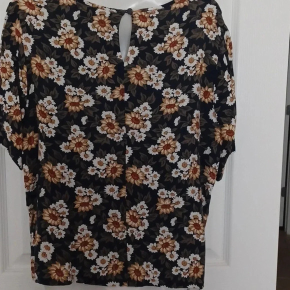 💙🏍cute floral top - Picture 5 of 7